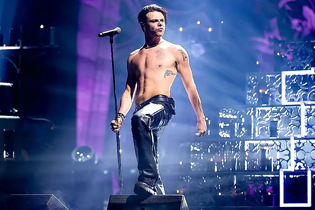 Yungblud устроил хаос в Сиднее: толпы, полиция и голый перформанс на яхте