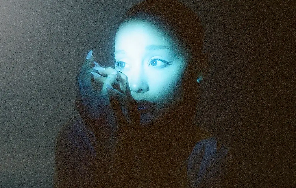 Ariana Grande bromea sobre nueva música: necesita otro cerebro