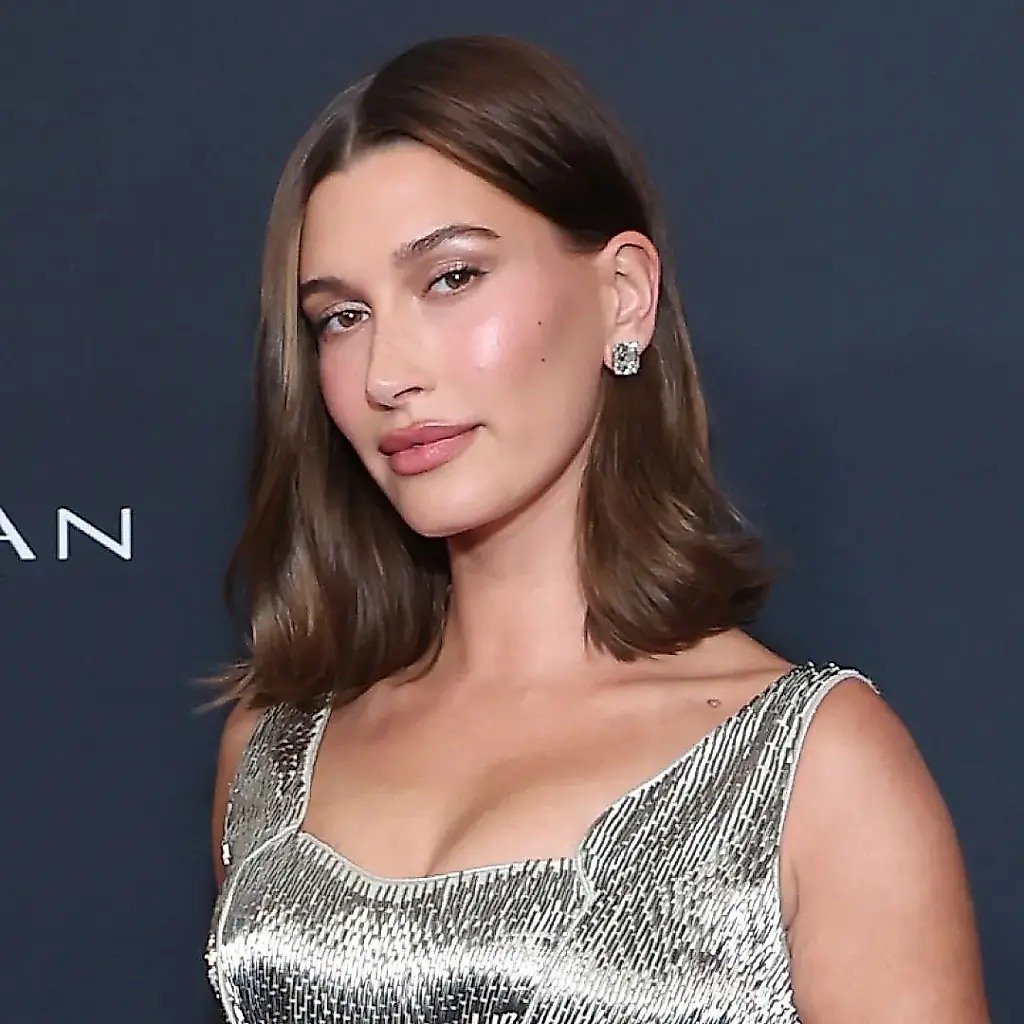 El vestido de archivo de Hailey Bieber: cómo viajar de 2009 a 2026