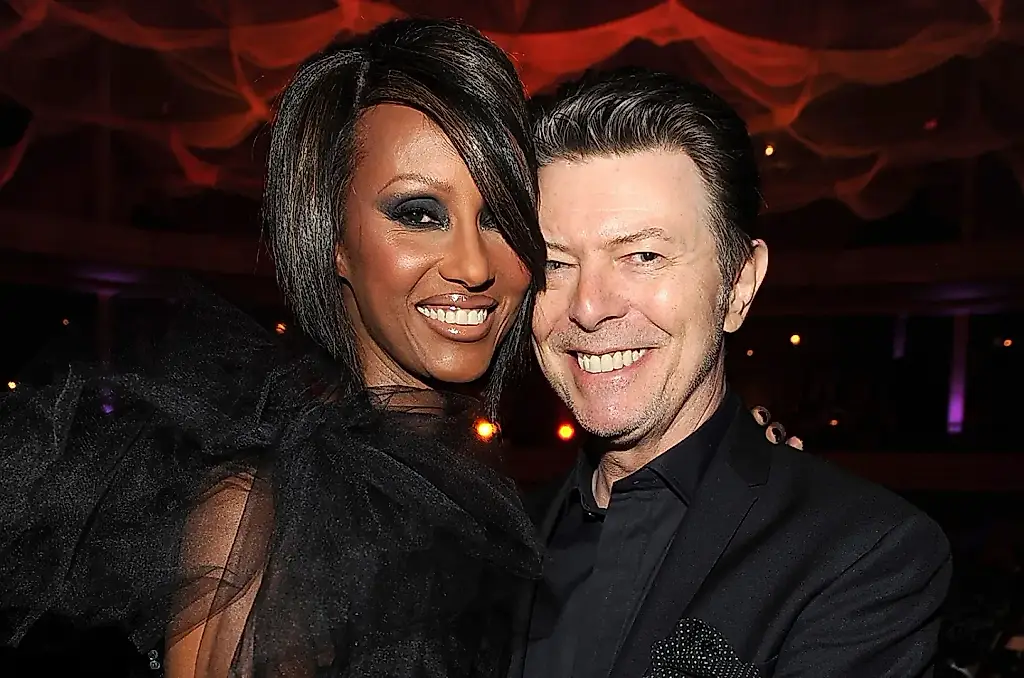 Iman se hace un tatuaje en memoria de David Bowie en el décimo aniversario de su muerte