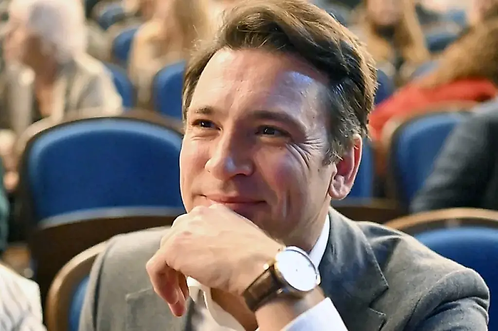 Del parqué al escenario: la carrera de Anton Khabarov