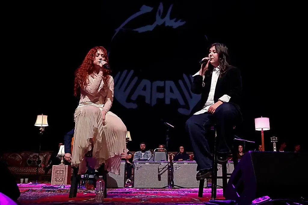 Lucy Dacus y Chappell Roan interpretan «The Book of Love» en un concierto benéfico