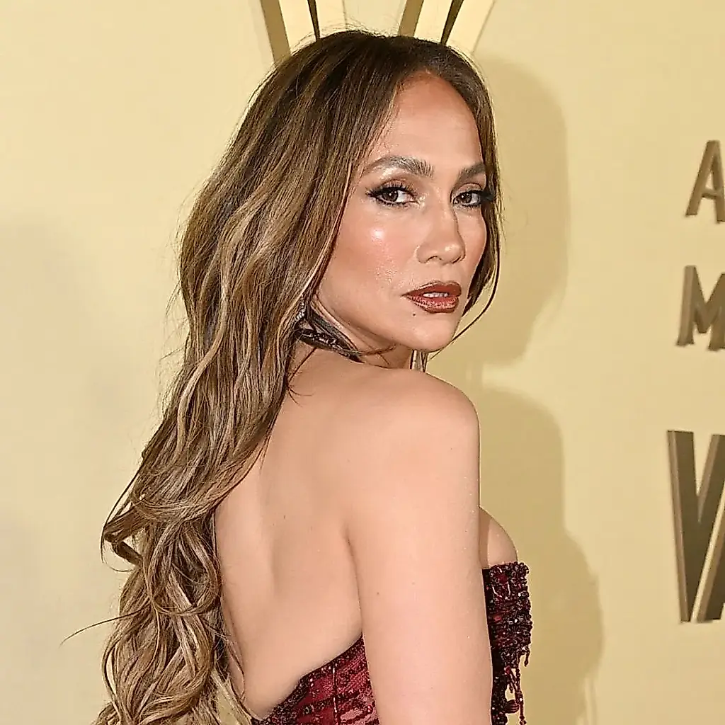 Jennifer Lopez sorprende con un look atrevido en una fiesta previa a los Globos de Oro