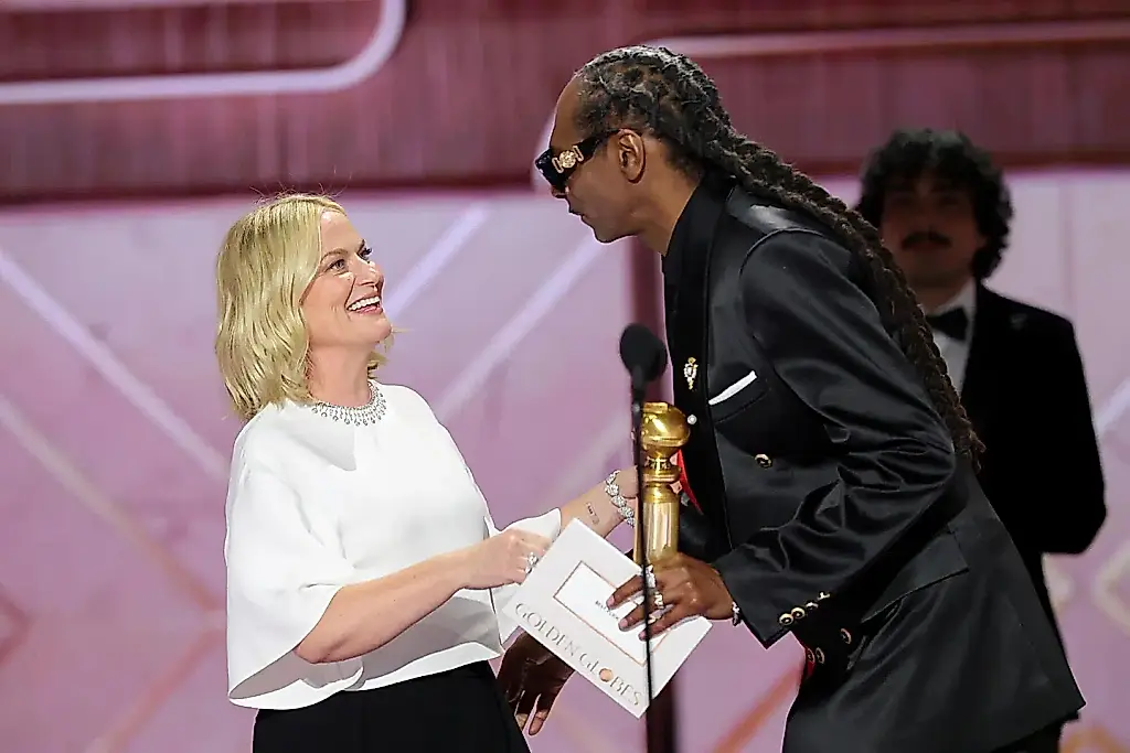 Snoop Dogg entrega a Amy Poehler el primer Globo de Oro al mejor pódcast en 2026