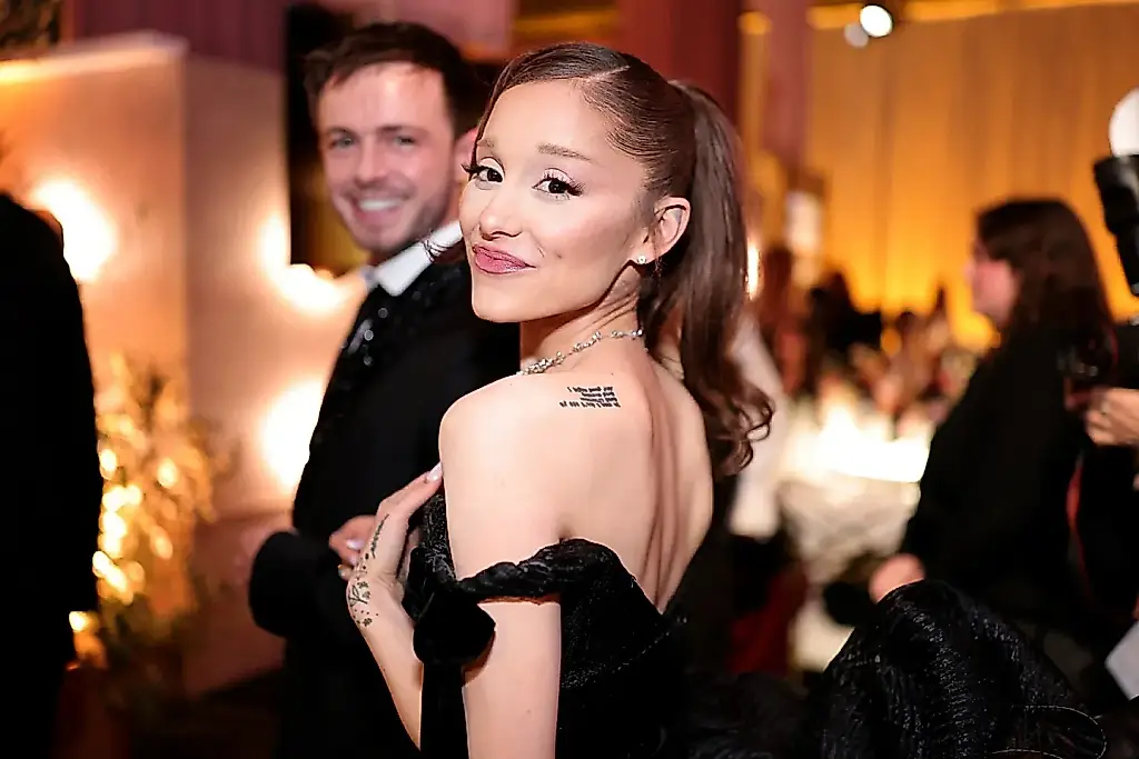 Ariana Grande recupera su coleta en los Globos de Oro de 2026
