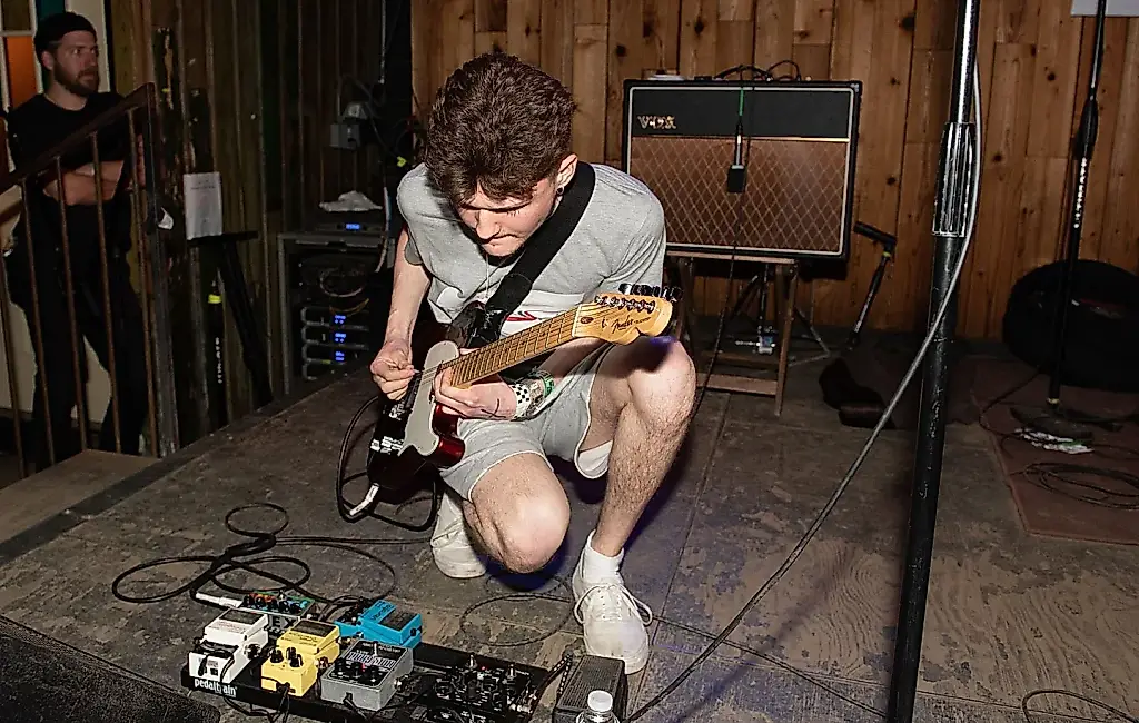 Muere Matt Kwasniewski-Kelvin, guitarrista de Black Midi: una triste noticia