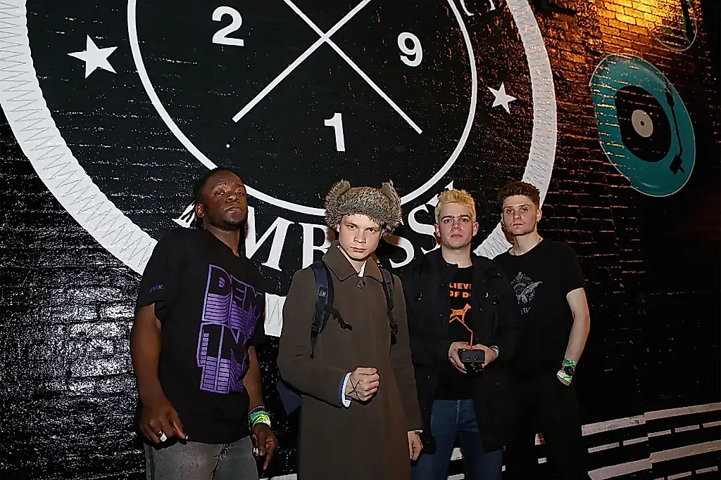 Muere Matt Kwasniewski-Kelvin, guitarrista de Black Midi