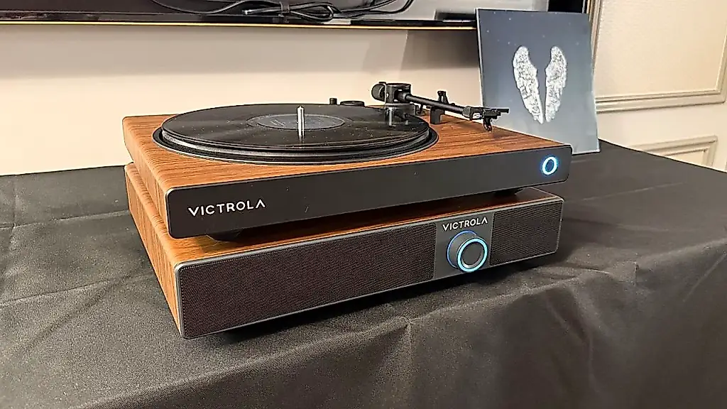 Victrola lleva el vinilo a otro nivel con una base altavoz para tocadiscos