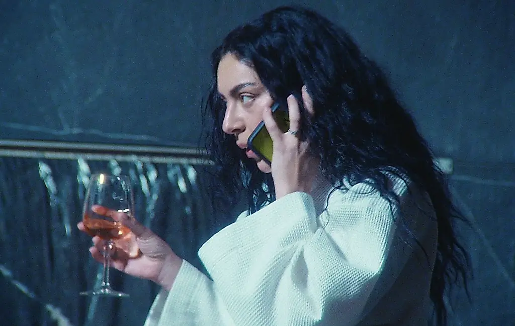 Charli XCX estrena «The Moment»: anuncian la fecha de lanzamiento de la película