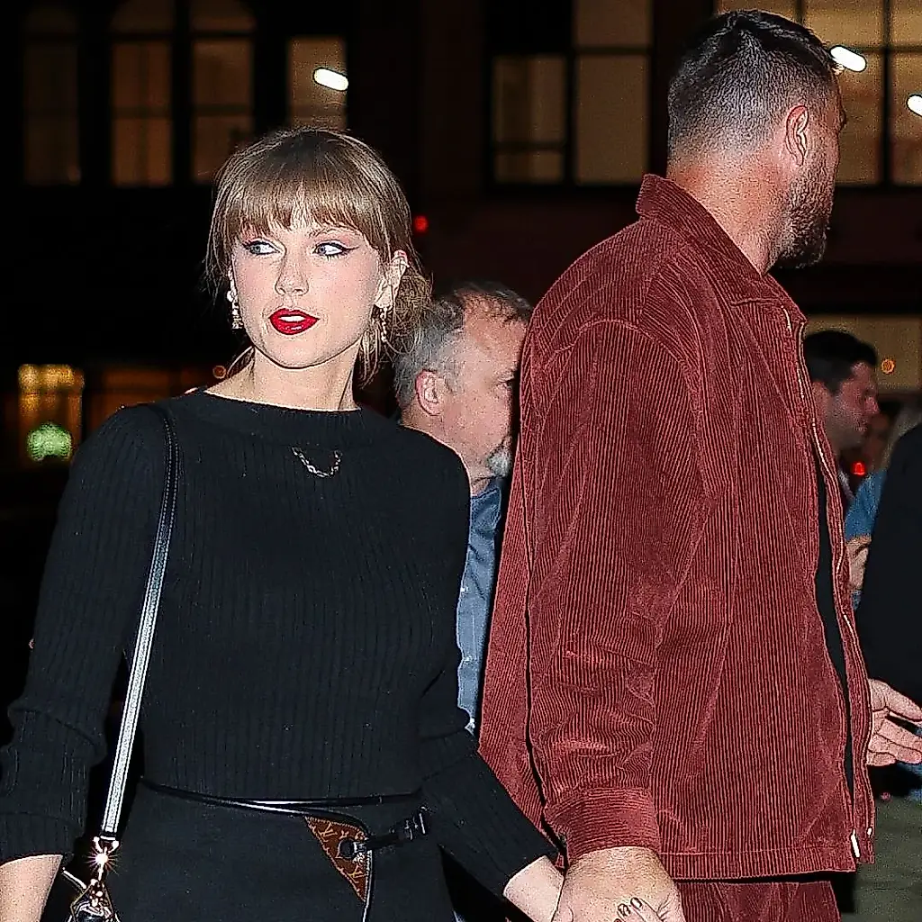Cita de Taylor y Travis: blazers de moda y guiños a una boda