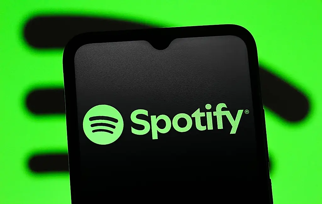 Spotify лихорадит от ИИ-хитов