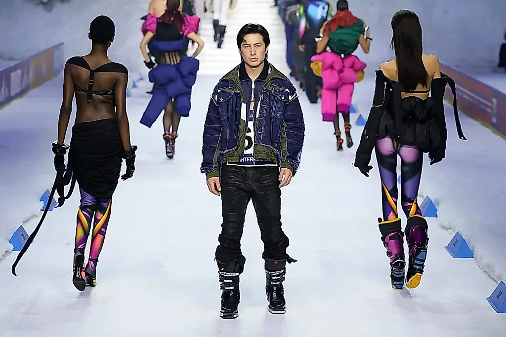 La estrella de Heated Rivalry desfiló para Dsquared2 al ritmo de un remix con IA de Carly Simon