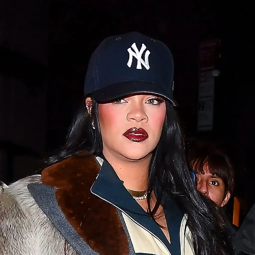 Rihanna viste prendas de 20.000 dólares, pero no renuncia al chándal