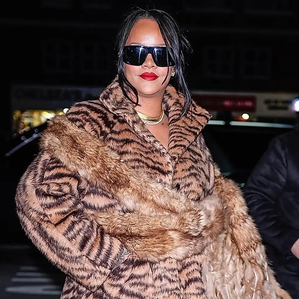 Rihanna se prueba el estampado de tigre