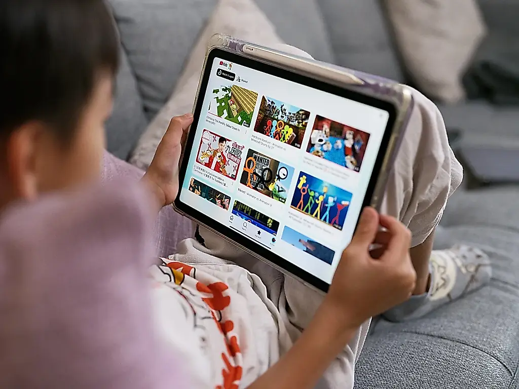 YouTube se ahoga en papilla de IA para niños