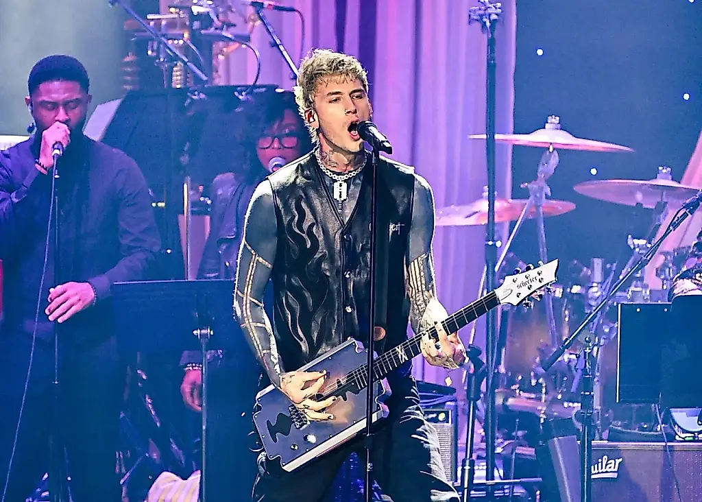 MGK presenta a su hija