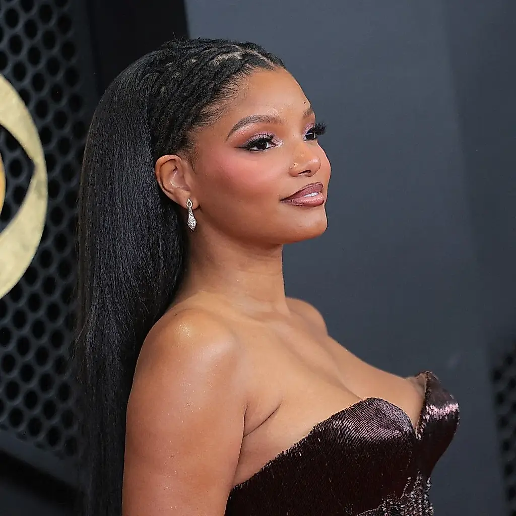 La manicura romántica de Halle Bailey
