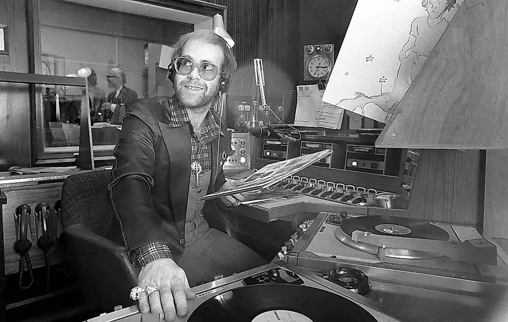 Elton John lanza remezclas
