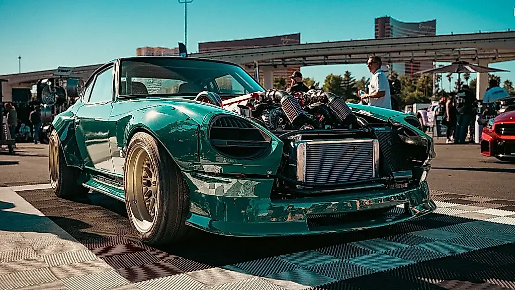 Viper V10 в старом Datsun