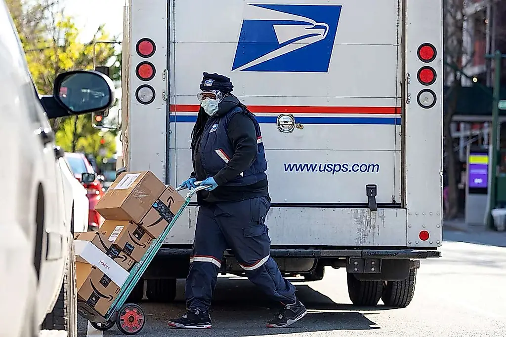 Amazon reduce los envíos postales
