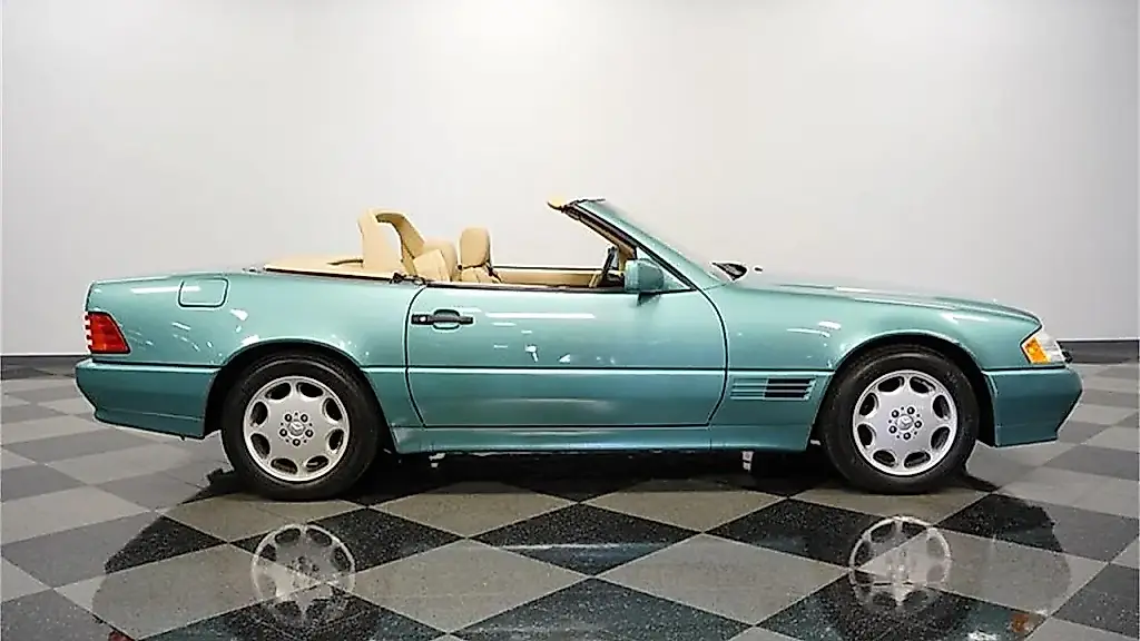 Un Mercedes SL320 poco común de los años 90