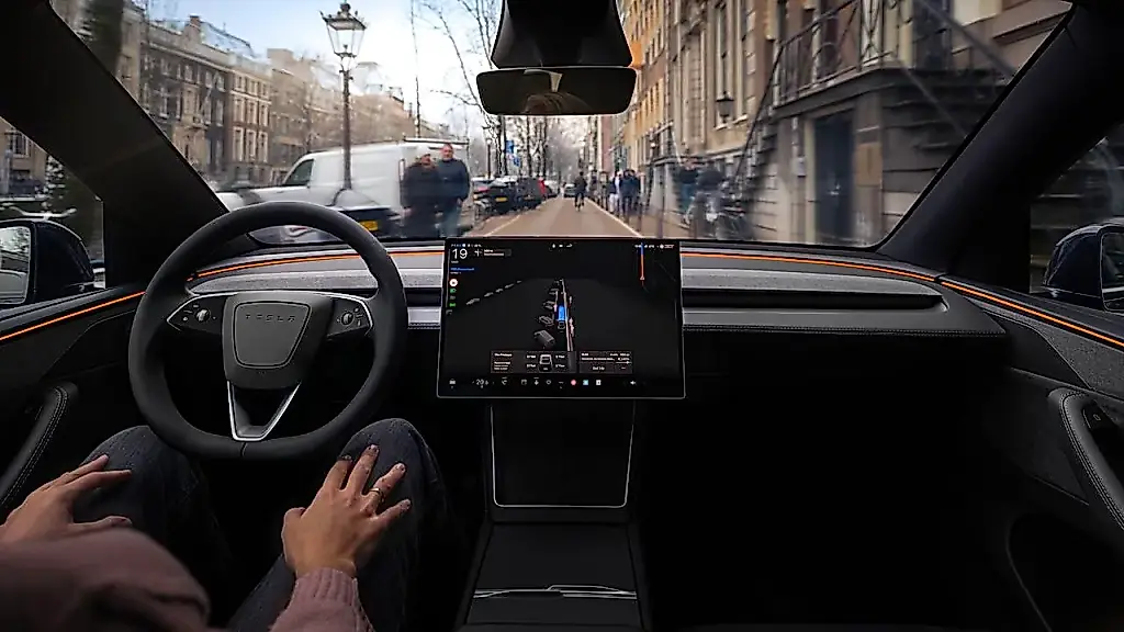 Tesla y una luz verde inquietante