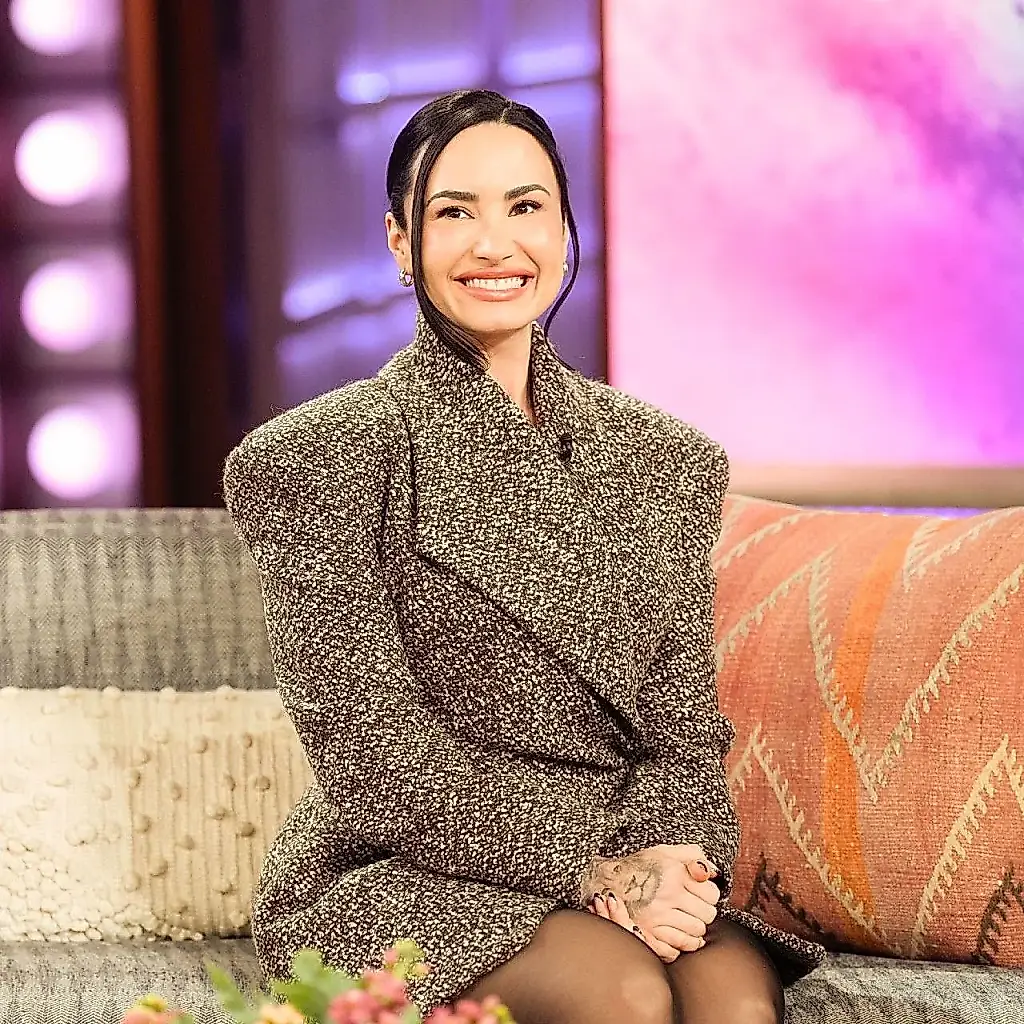 La manicura plateada de Demi Lovato