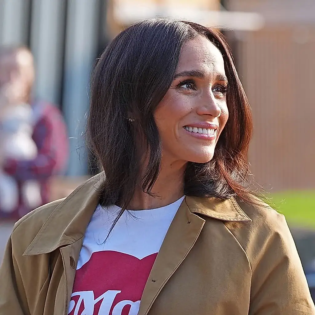 Meghan y una camiseta con mensaje