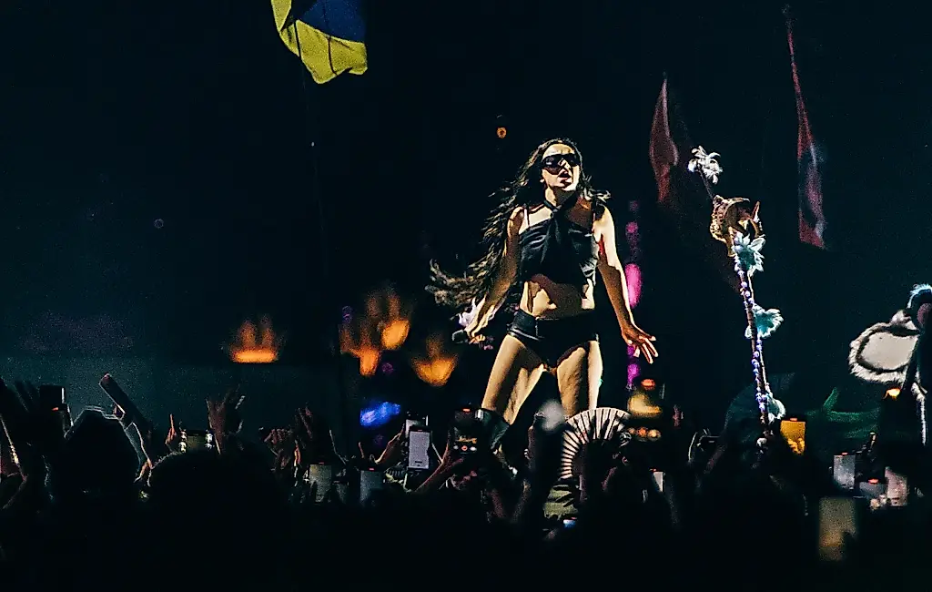 Charli XCX entierra la pista de baile