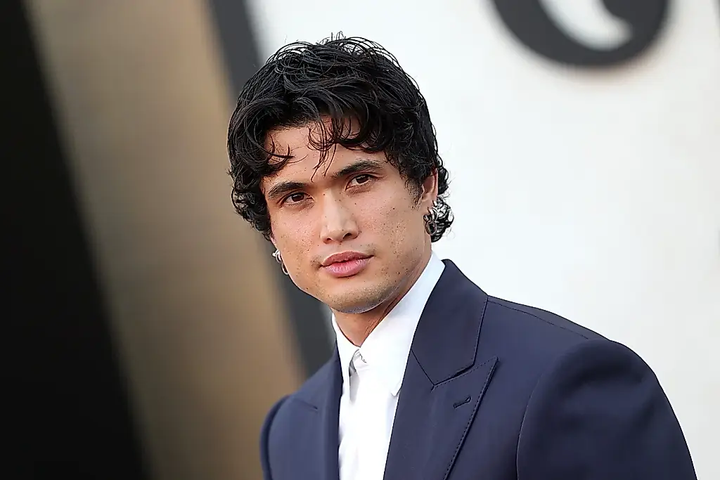 Charles Melton apuesta por directores atrevidos