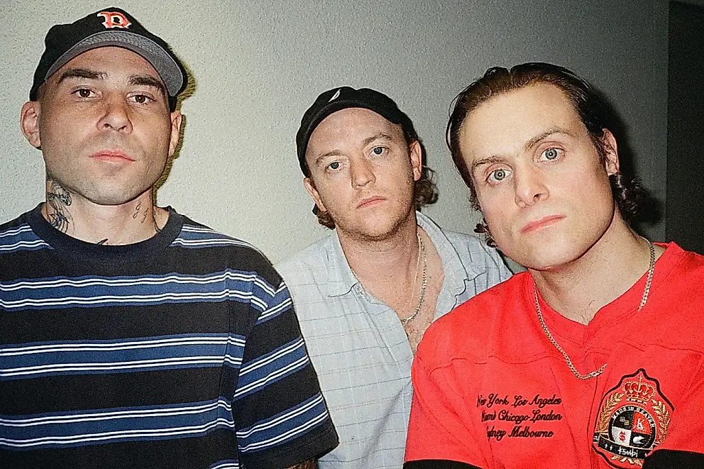 DMA'S ficha por un gran sello discográfico