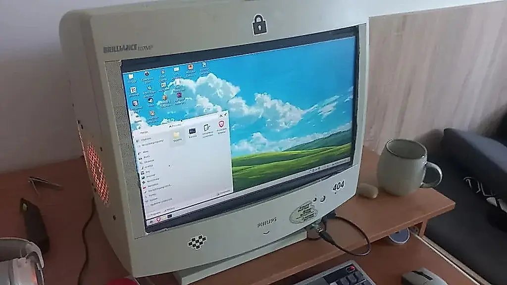 Un usuario de Reddit monta un PC futurista con un monitor antiguo