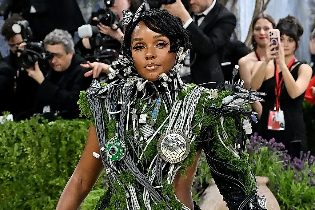 Janelle Monáe en la Met Gala 2026: una mezcla de cables, musgo y tecnología deslumbrante