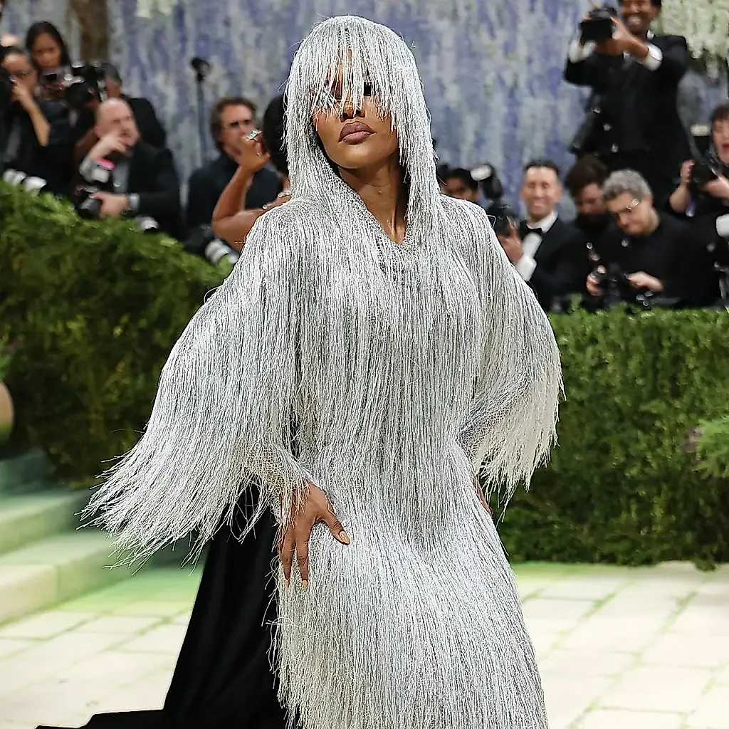 Teyana Taylor sorprende en la Met Gala con un enigmático vestido de Tom Ford