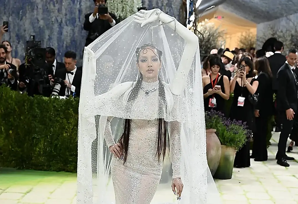 Lisa, de BLACKPINK, en la Met Gala 2026: cuatro brazos y ni uno libre