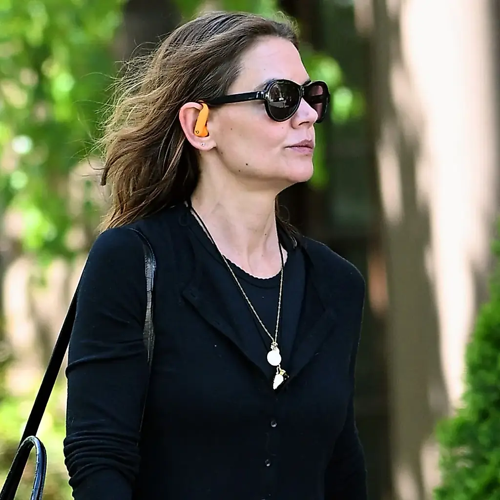 Katie Holmes recupera una tendencia de los 90: el cordón al cuello vuelve a estar de moda