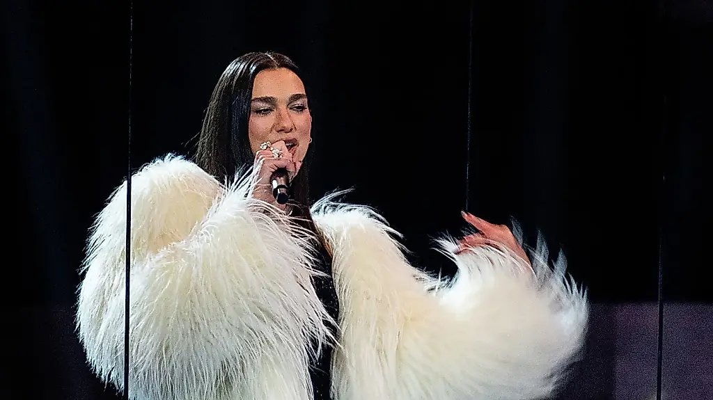 Dua Lipa reclama 15 millones a Samsung