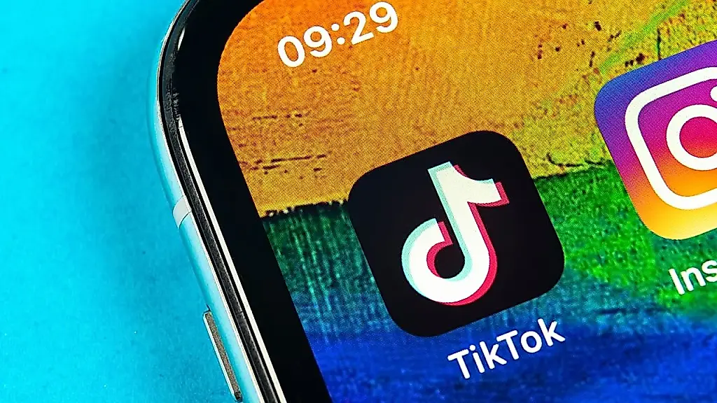 TikTok ограничил функцию AI-саммари после провала с нелепыми описаниями