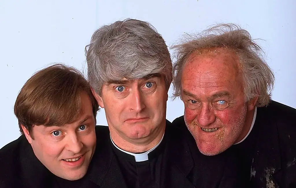 La televisión irlandesa RTÉ emitirá un episodio de «Padre Ted» en lugar de Eurovisión, como gesto de boicot al certamen