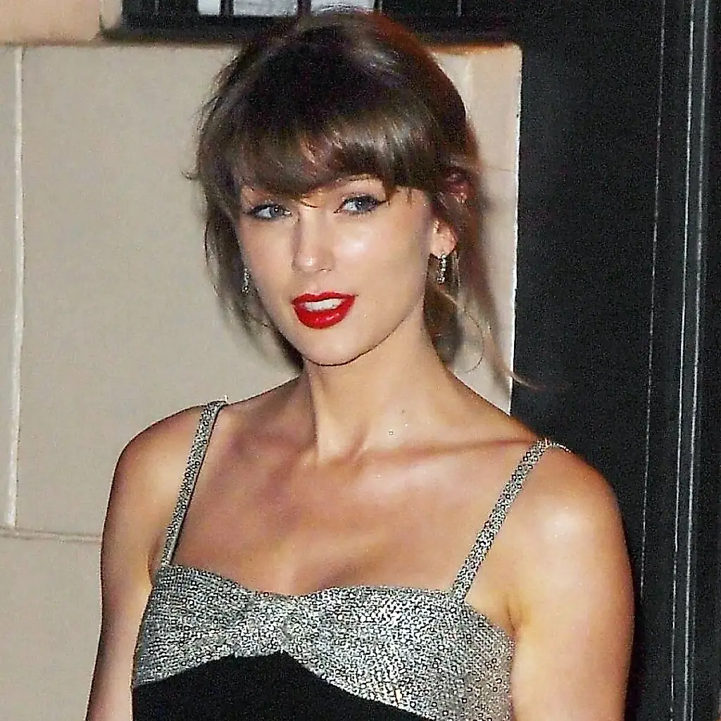 El vestido de diamantes de Taylor Swift: ¿hallazgo de moda o intento de eclipsar el anillo?