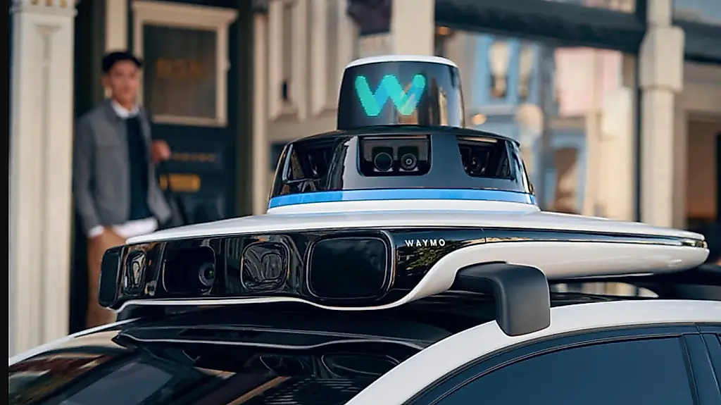 Waymo retira 4000 robotaxis tras un curioso accidente en una carretera inundada