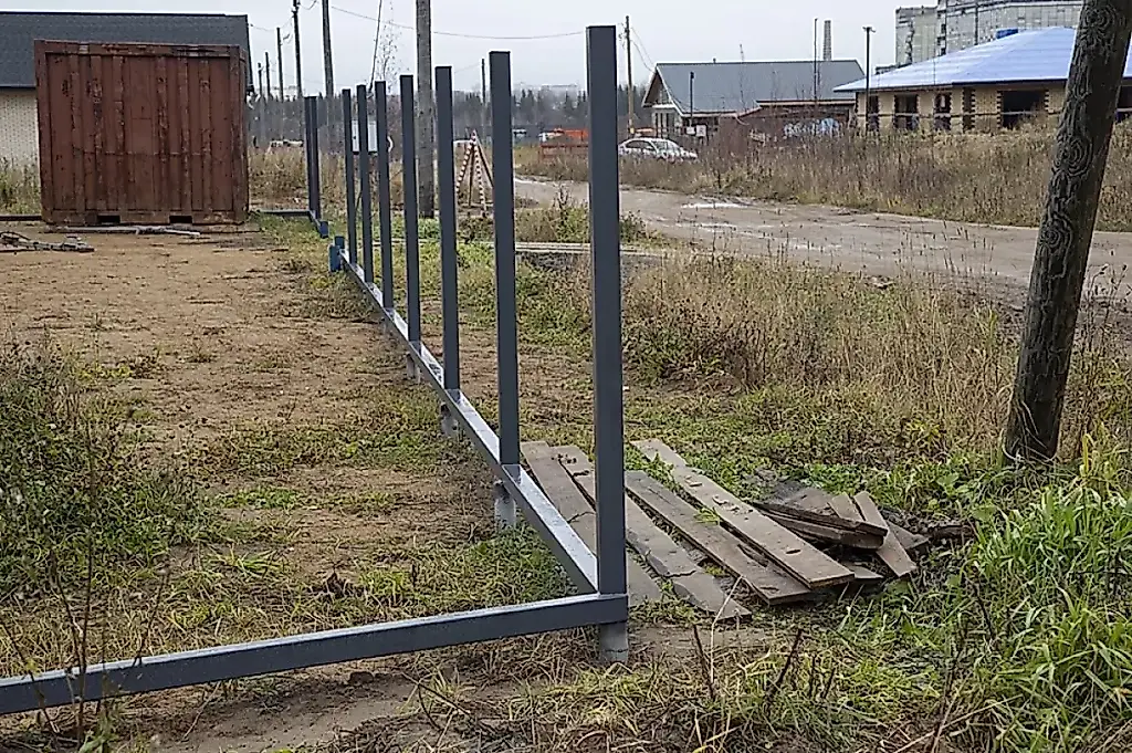 Multas por instalar una valla demasiado alta en la casa de campo