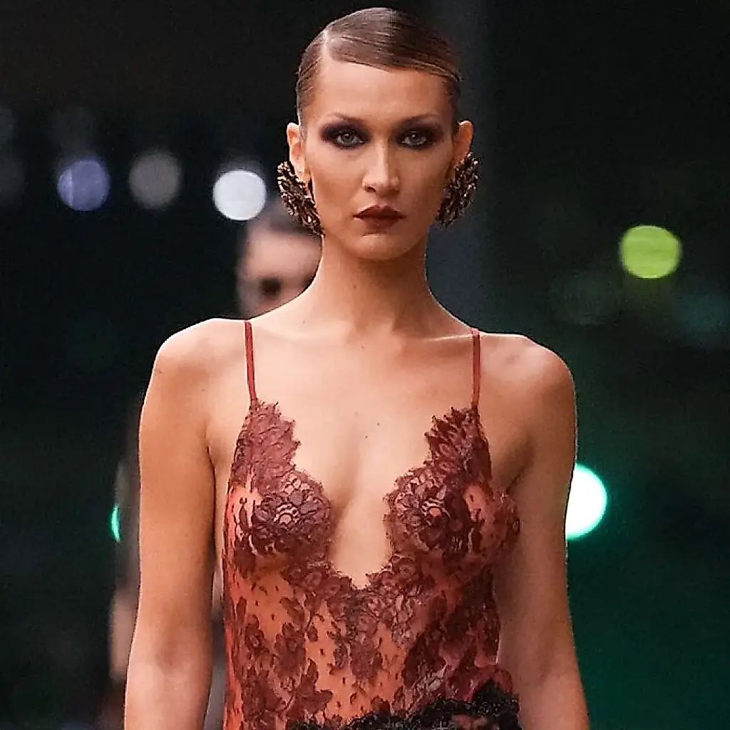 Bella Hadid y el riesgo del encaje