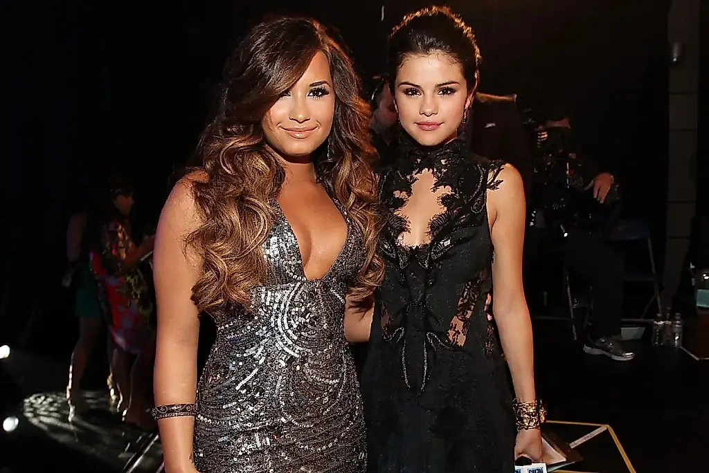 Demi Lovato recuerda las comparaciones con Selena y Miley