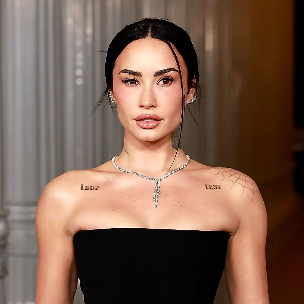 Demi Lovato recupera el pelo rizado en zigzag