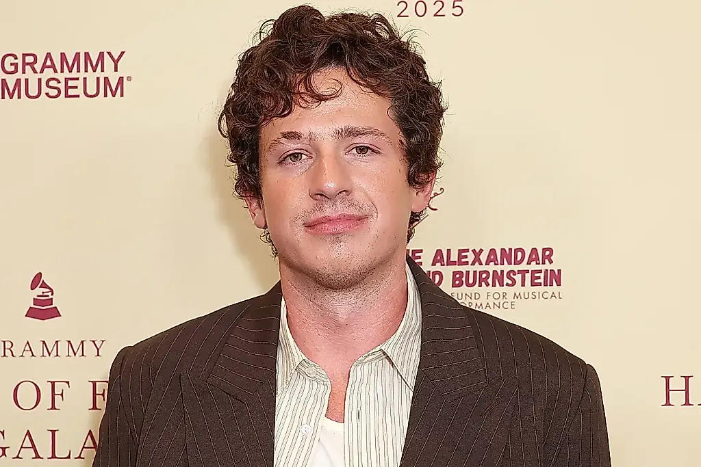 Charlie Puth, al filo de un ataque de pánico entre alitas picantes
