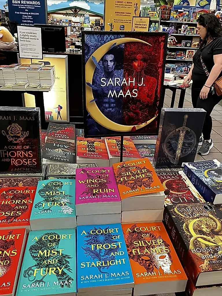 Dos nuevos libros de ACOTAR, de Sarah J. Maas