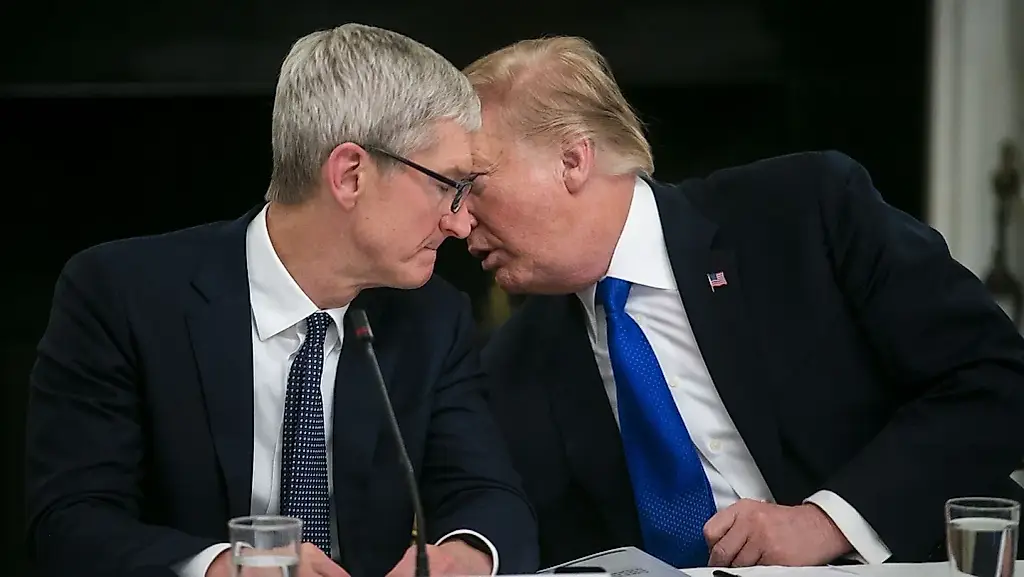 Тим Кук под угрозой: чем тарифы Трампа грозят Apple?