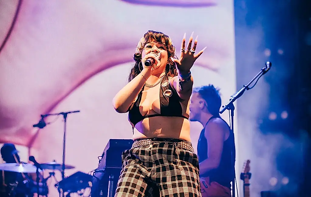 Lola Young vuelve a los escenarios