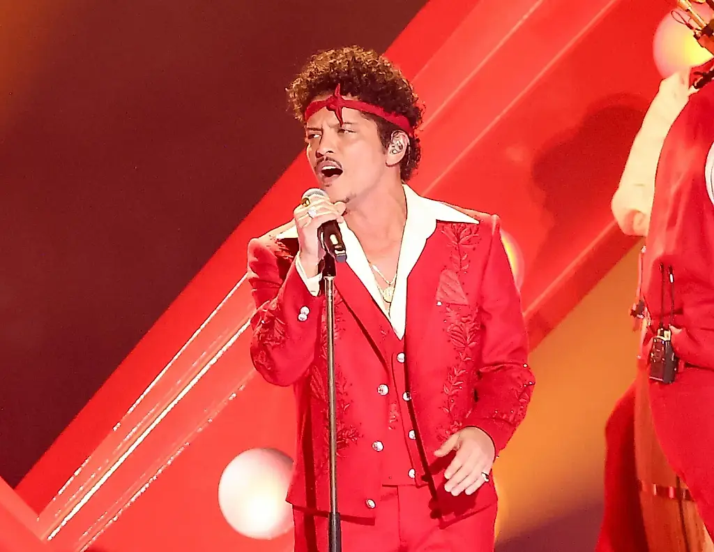 Bruno Mars arrasa en las listas